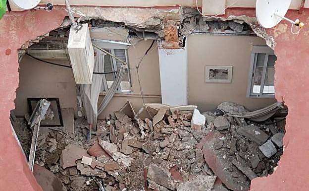 Desalojan un edificio de tres plantas en El Tagarete tras las lluvias por colapso del forjado de la cubierta 