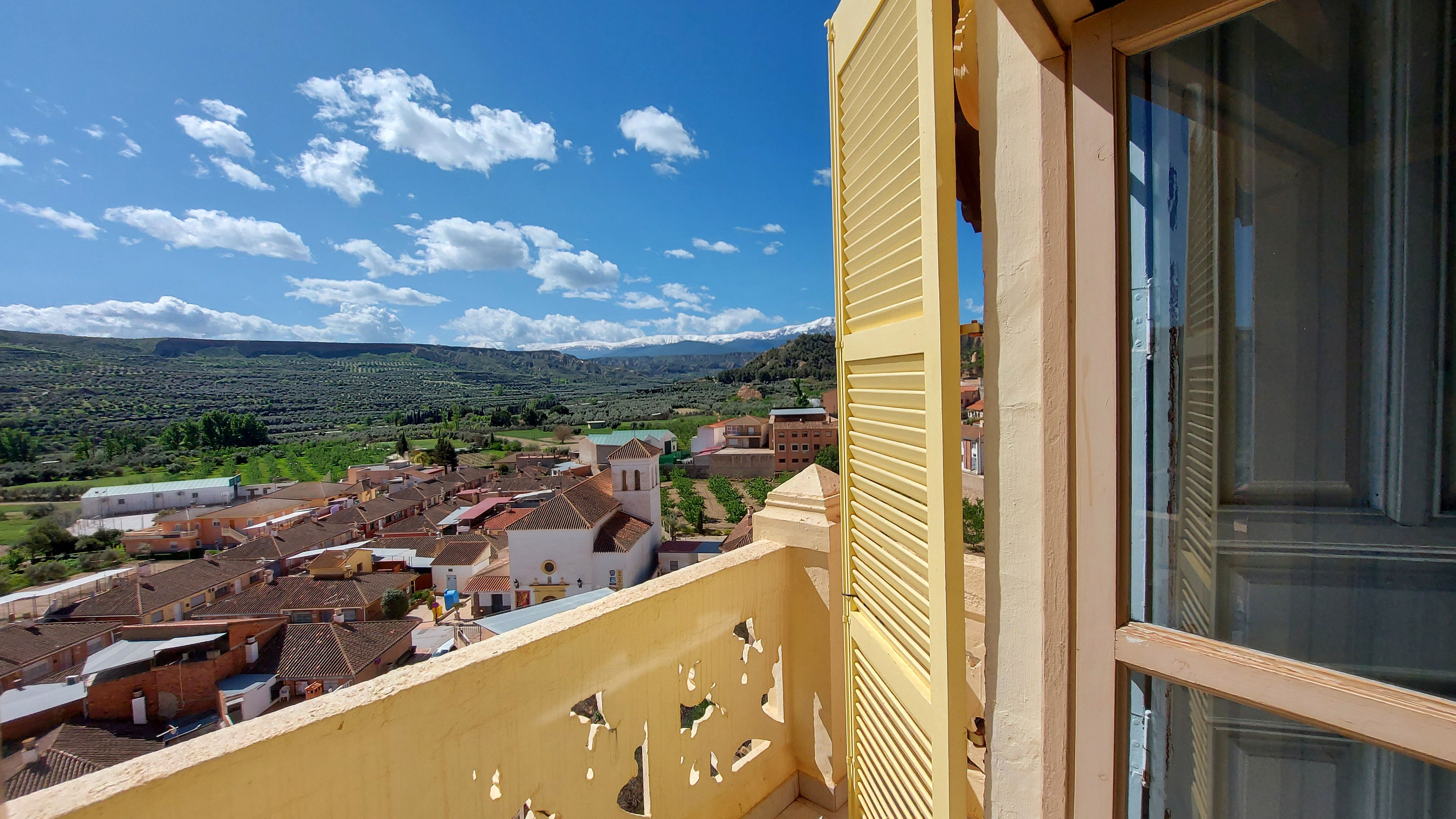 Con tres plantas y elevados techos, el interior de la casa mantiene, en parte, el suelo hidráulico original, los balcones y ventanales, así como diversas pinturas en la parte superior de la torreta que datan de 1904 y que se dejan entrever por la cristalera que adorna su estructura