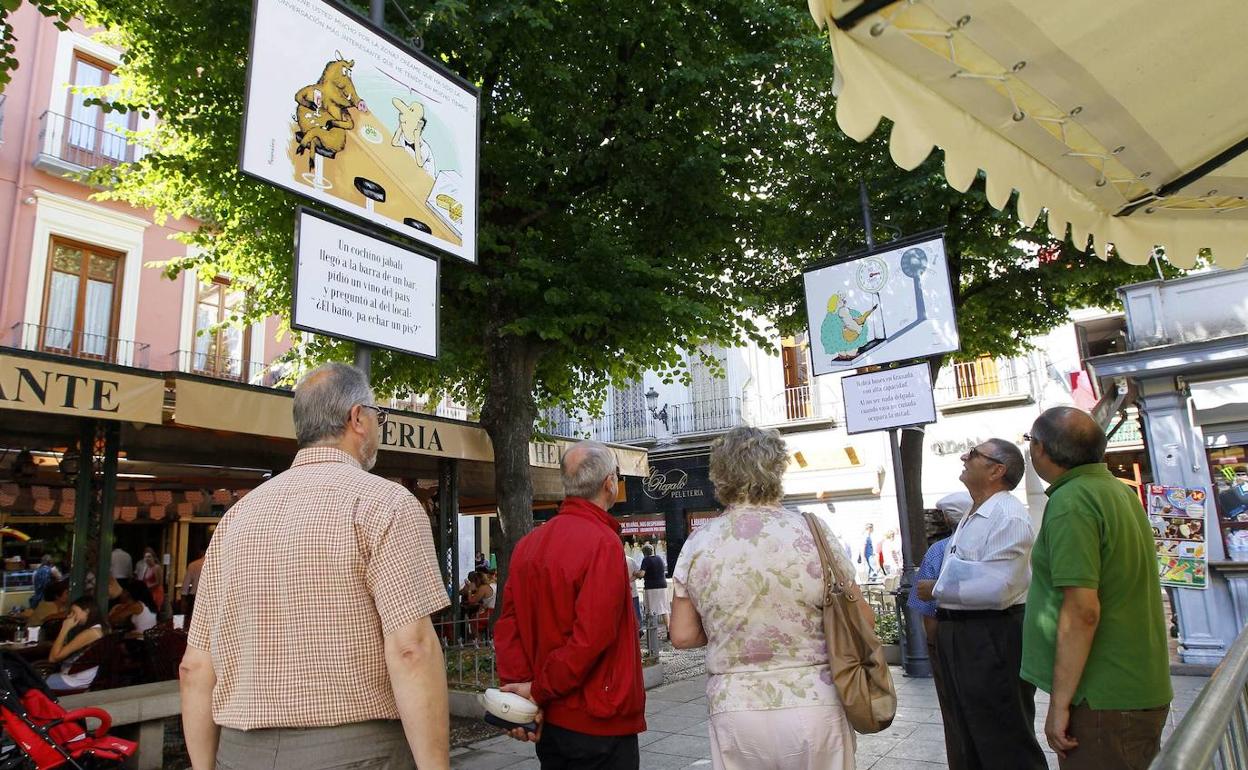 Unos granadinos disfrutan de las Quintillas de las Carocas en la plaza Bib Rambla en una pasada edición del Corpus.