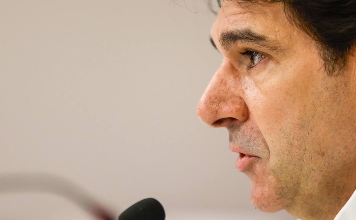 Aitor Karanka se dirige a los medios de comunicación durante su comparecencia. 