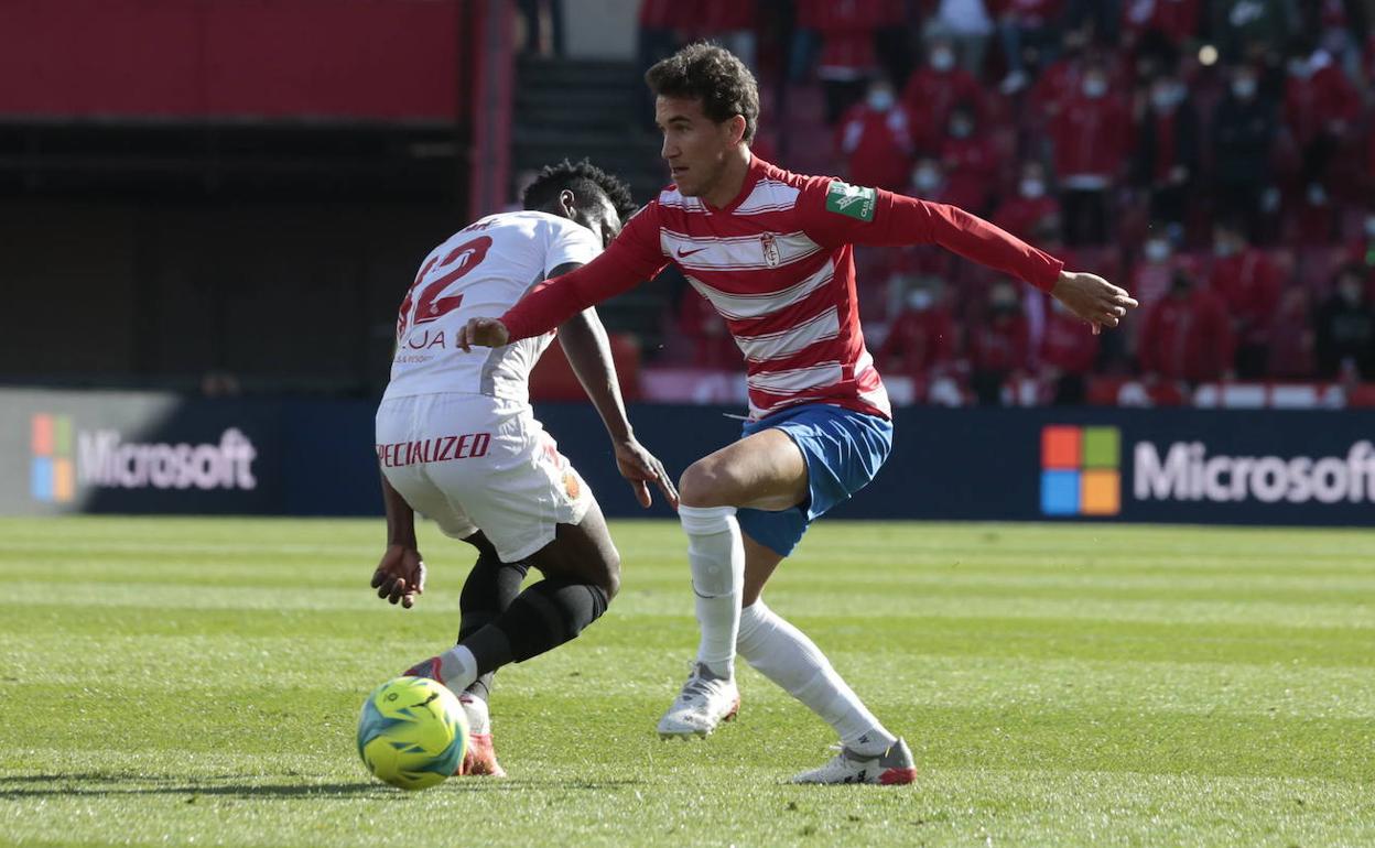 Luis Milla conduce un balón en el partido de la primera vuelta. 