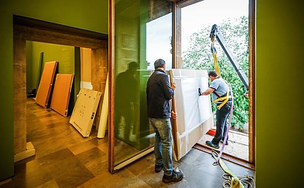 Imagen principal - Movimiento de las piezas dentro del Museo. 