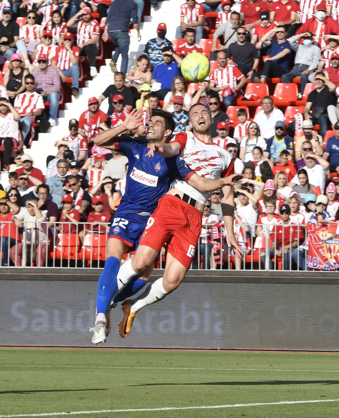 Los jugadores celebraron con la afición la victoria al término del encuentro.