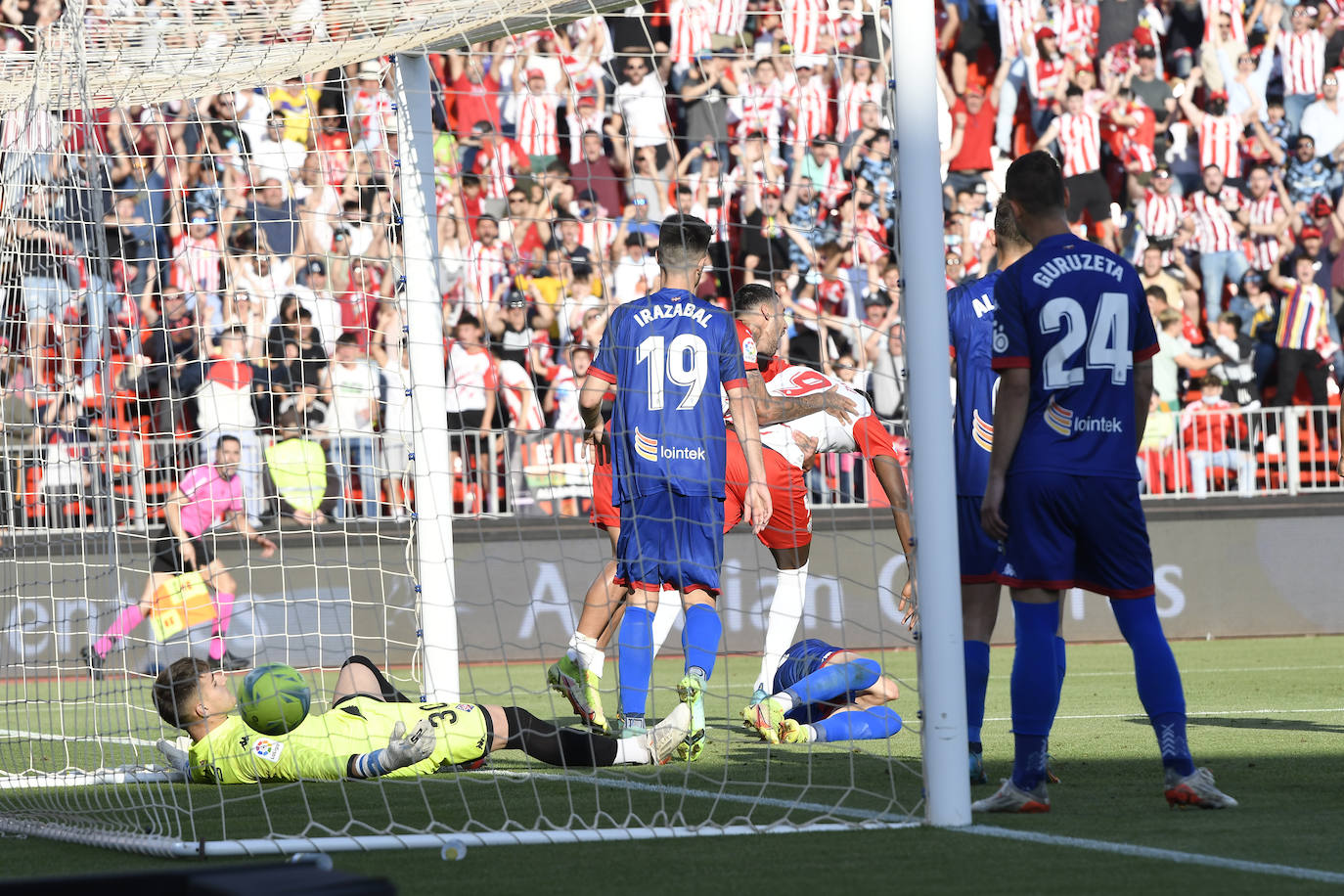 Los jugadores celebraron con la afición la victoria al término del encuentro.