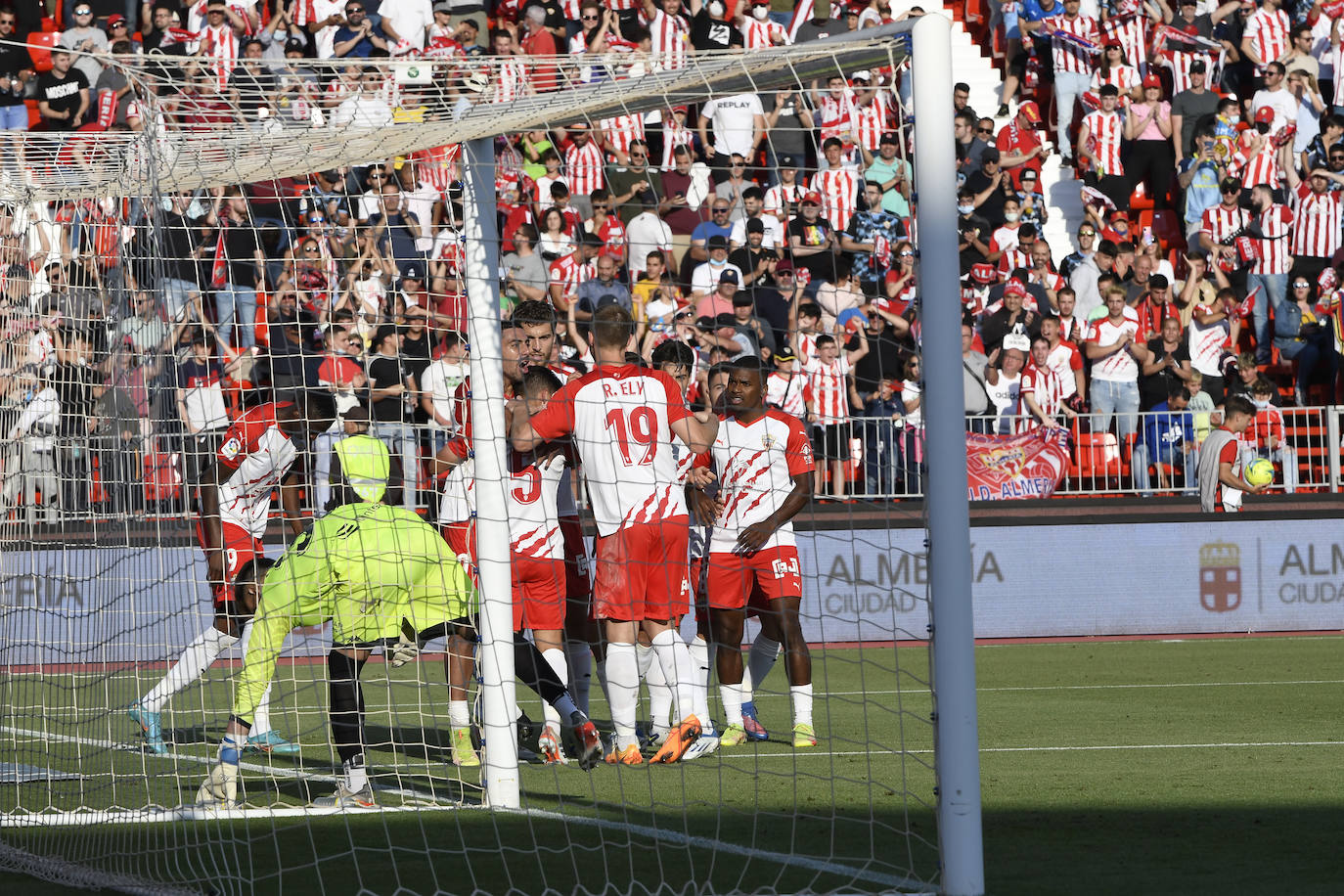 Los jugadores celebraron con la afición la victoria al término del encuentro.