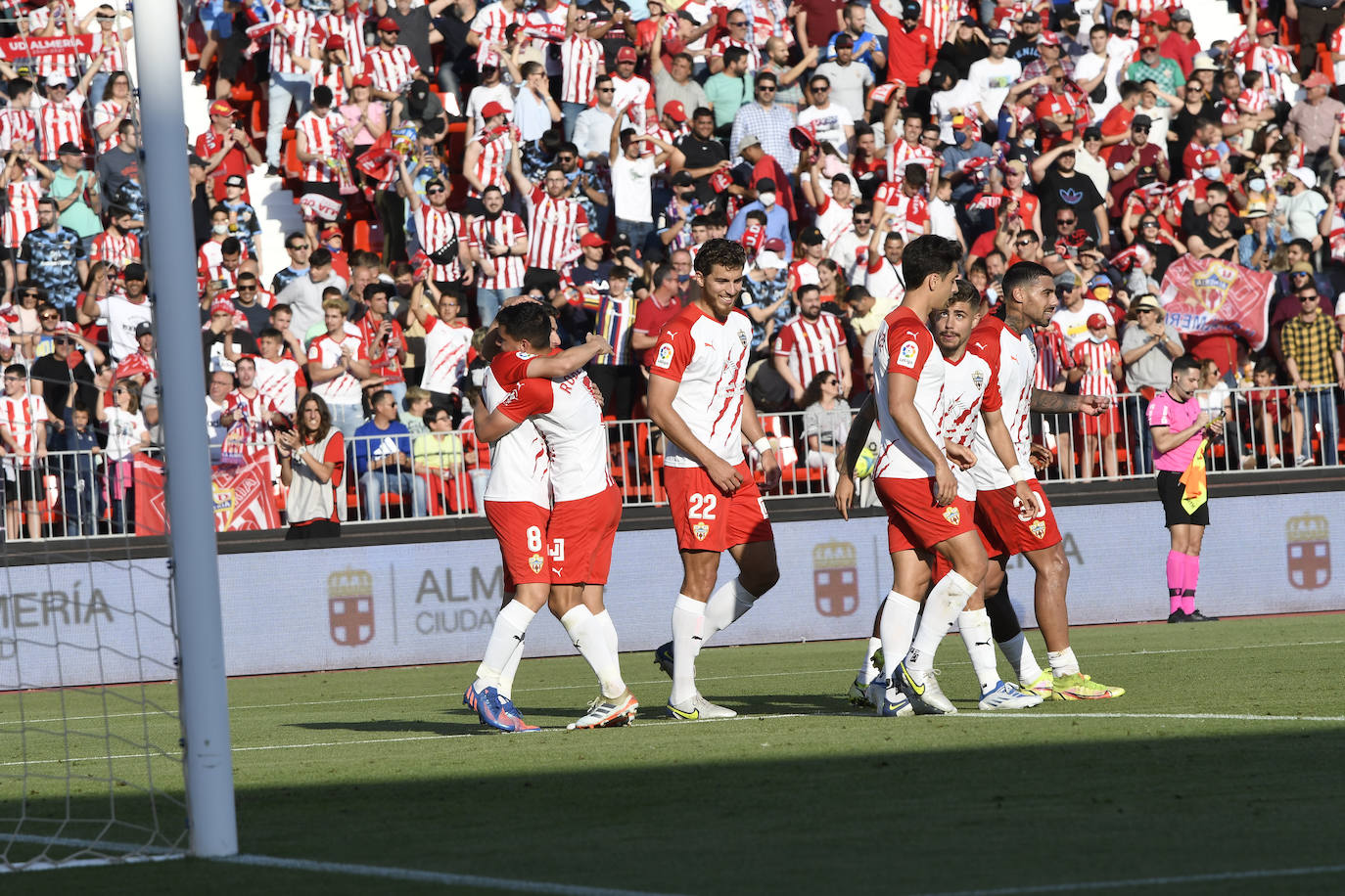 Los jugadores celebraron con la afición la victoria al término del encuentro.