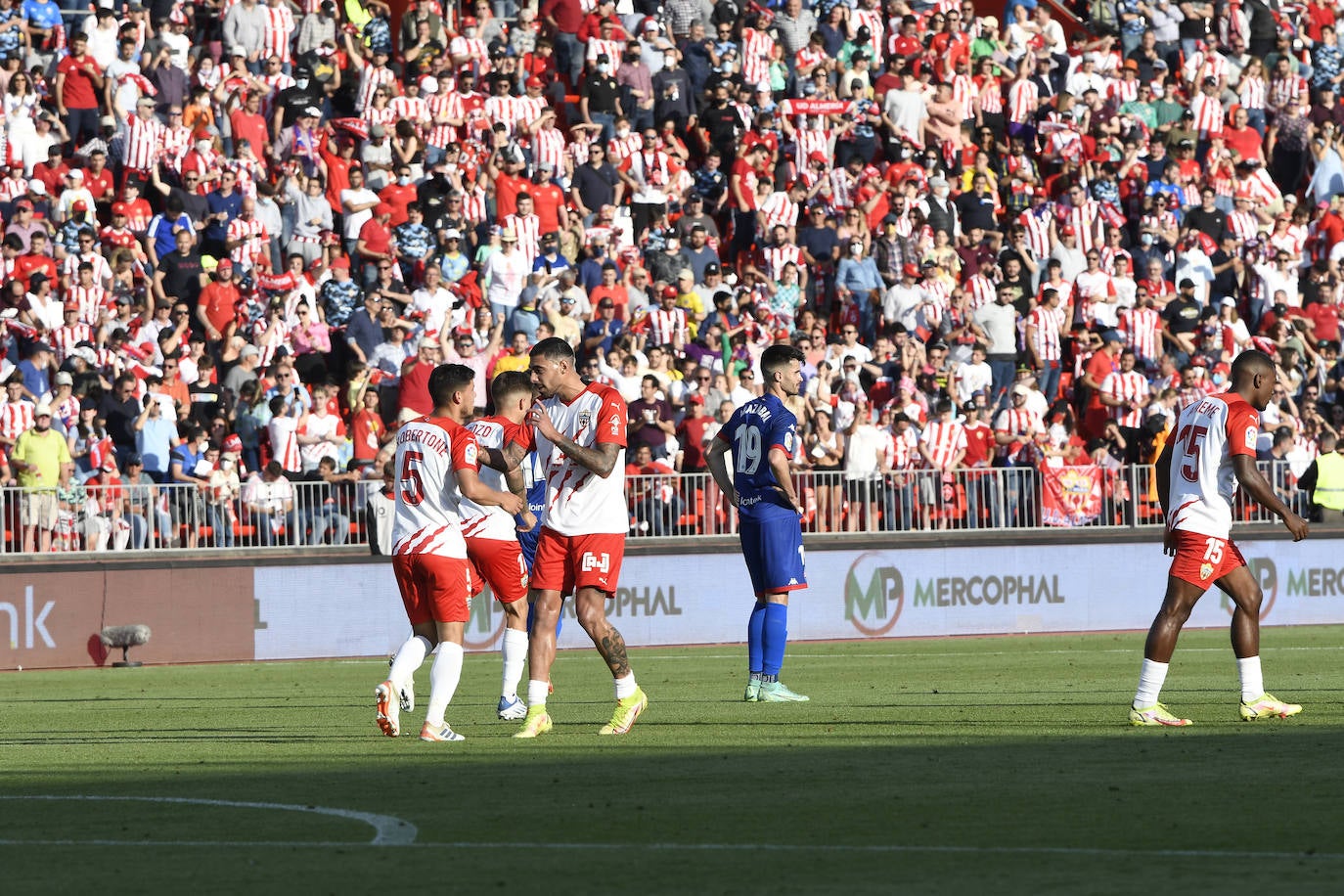 Los jugadores celebraron con la afición la victoria al término del encuentro.