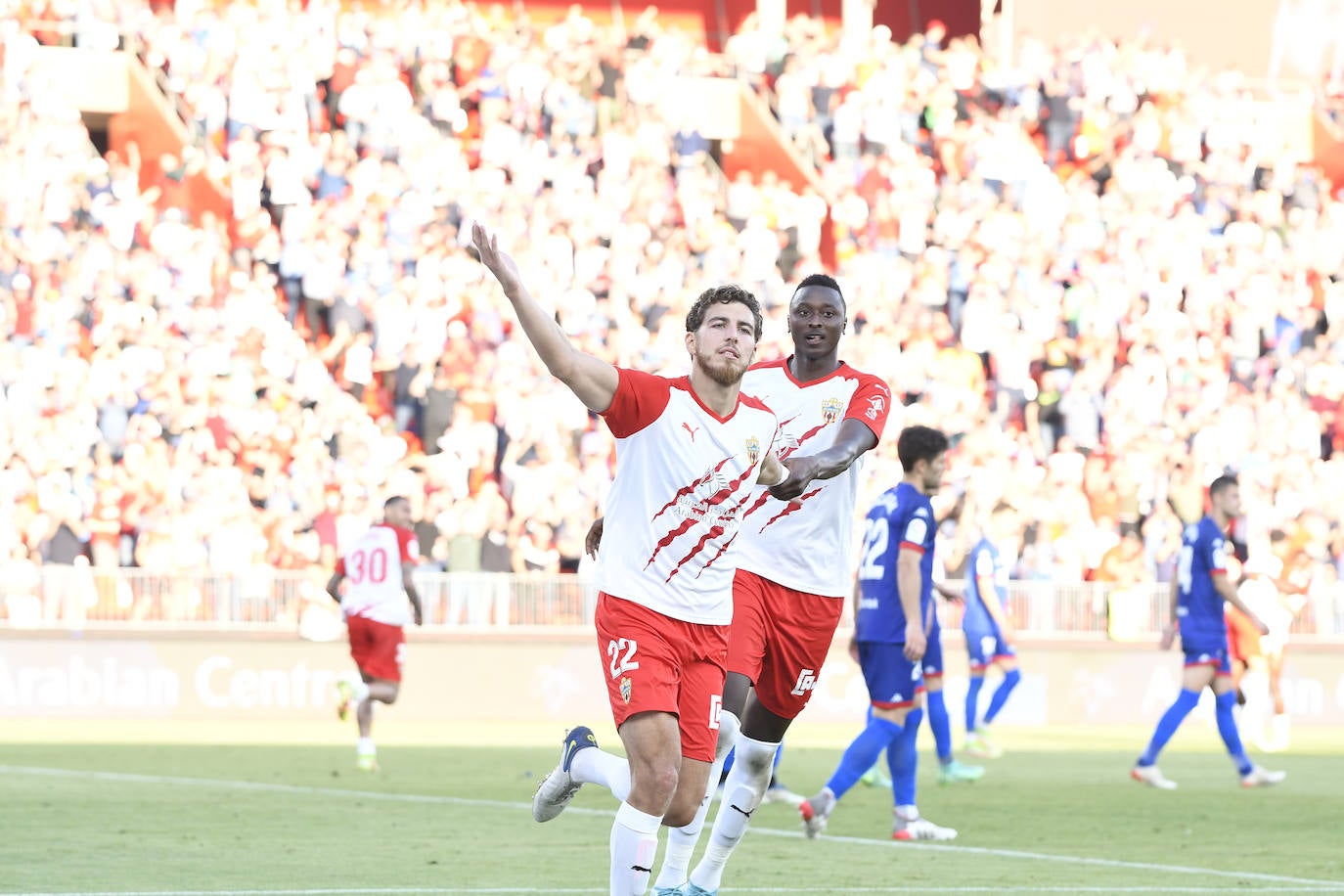 Los jugadores celebraron con la afición la victoria al término del encuentro.