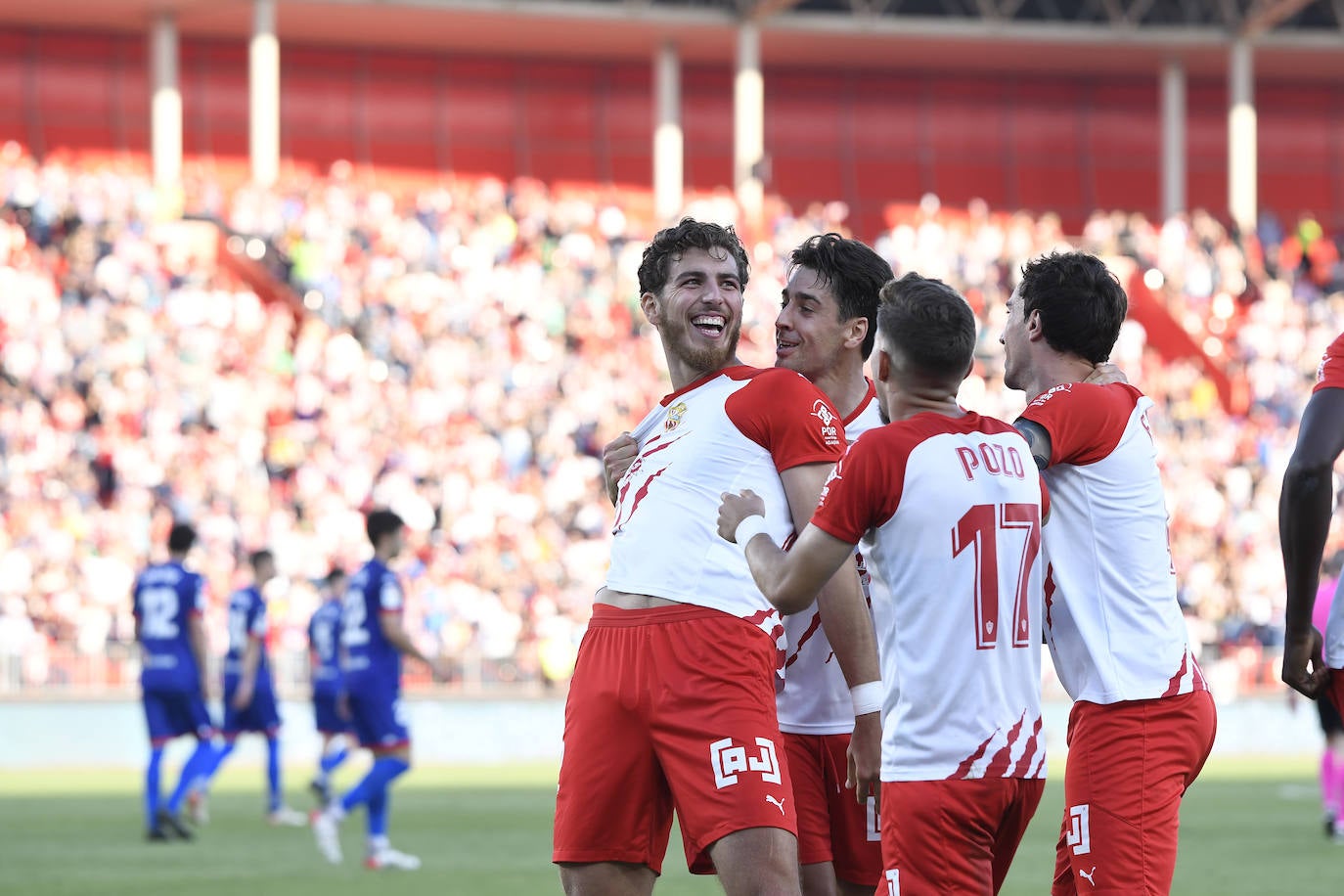 Los jugadores celebraron con la afición la victoria al término del encuentro.