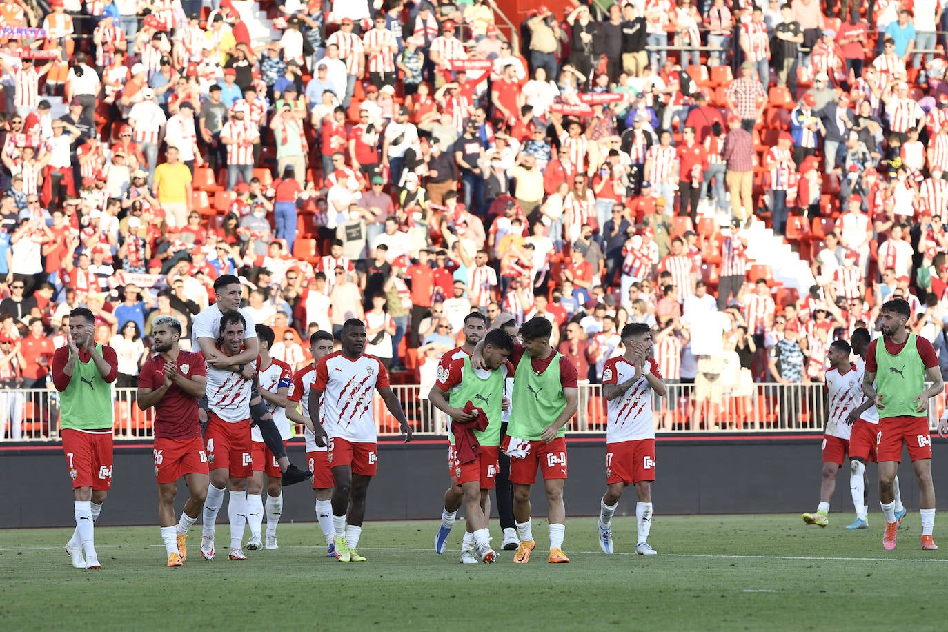 Los jugadores celebraron con la afición la victoria al término del encuentro.