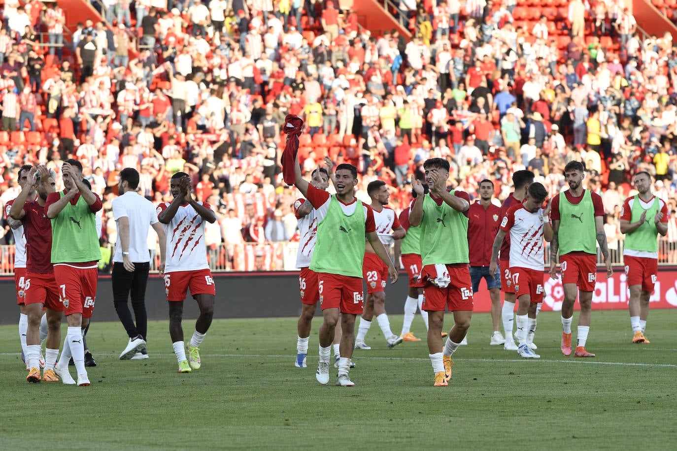 Los jugadores celebraron con la afición la victoria al término del encuentro.