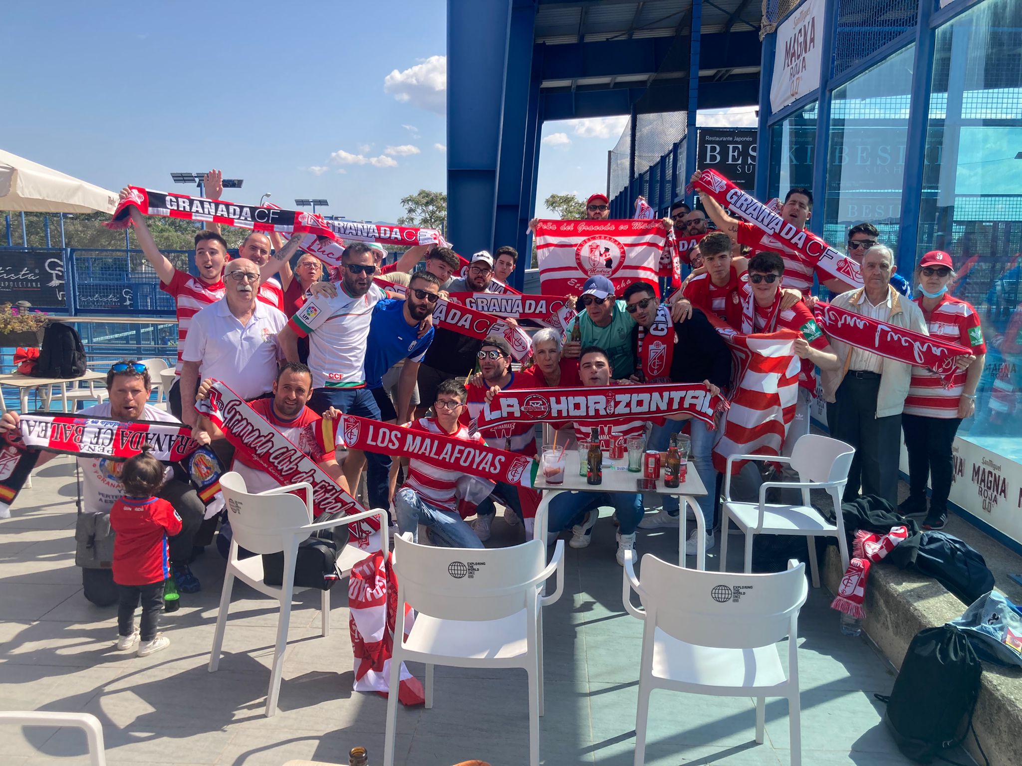 Cientos de aficionados han viajado a Mallorca para apoyar al Granada en una cita trascendental para la salvación