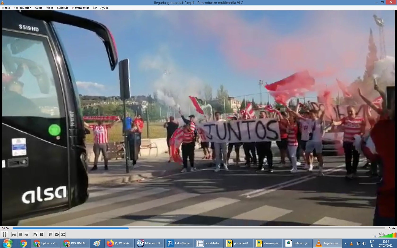 Aficionados a la llegada del autobús.