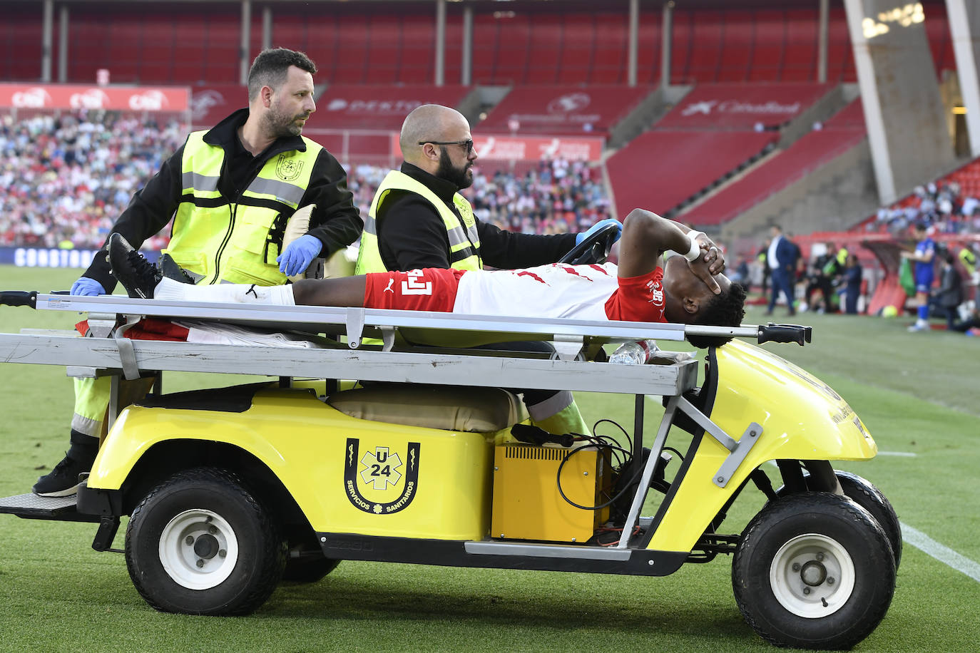 Largie Ramazani tuvo que abandonar el terreno de juego con molestias. 