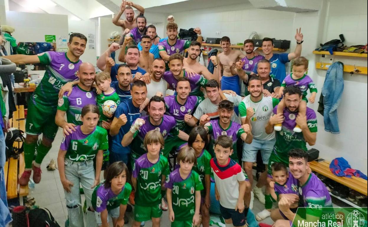 los jugadores del Atlético Mancha Real celebrando la victoria en el vestuario.