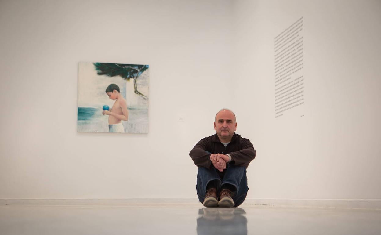 Juan Vida posa junto a uno de los cuadros de la exposición 'Vida Entre amigos'.