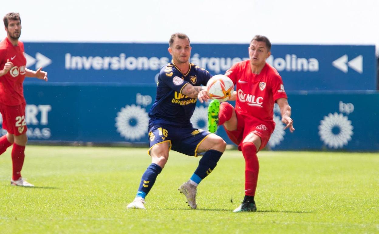Christian Carracedo luchando por un esférico en el último partido que disputó el cuadro minero ante el UCAM Murcia.