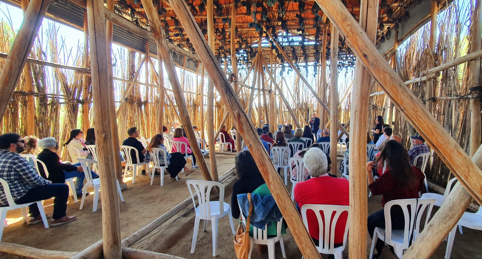 Un momento de la presentación del libro en el secadero.