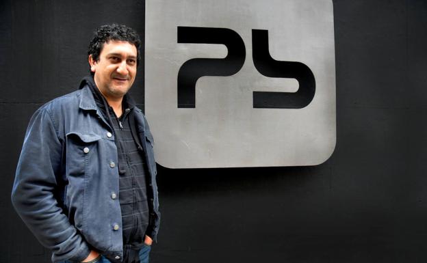 Enrique Novi en la entrada del PLanta Baja, en 2012.