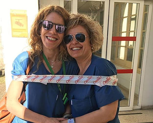 Las dos amigas de mudanza en el Clínico. 