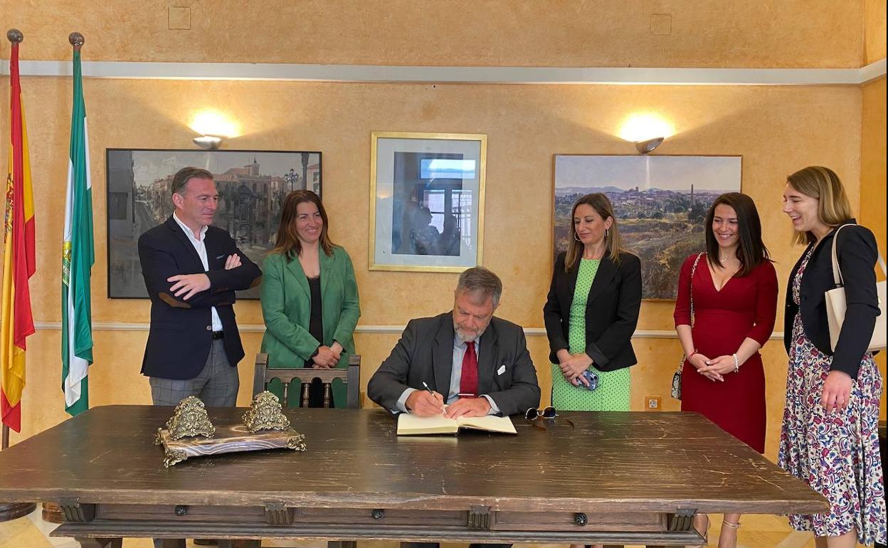 El embajador alemán firma en el libro de visitas de La Carolina.