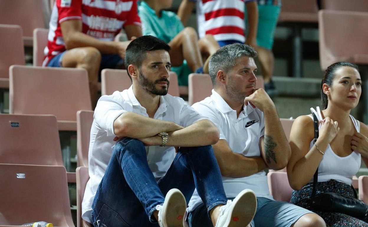 Fran Rico (izquierda), en la grada de Los Cármenes. 