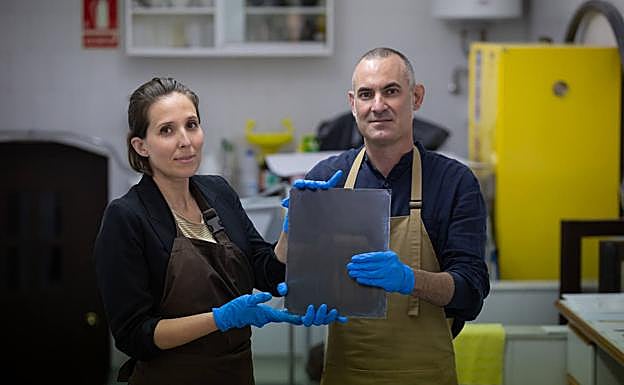 Romina y Rafael muestran una de las placas. 