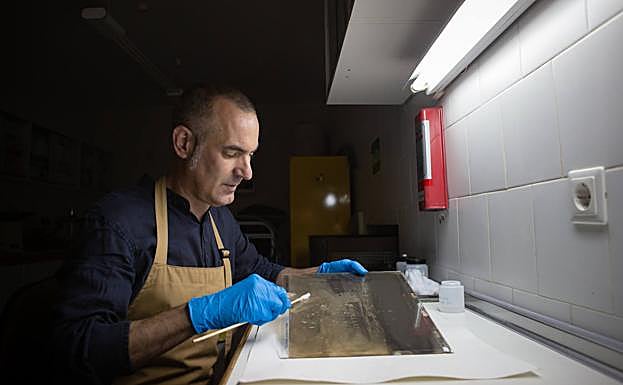 Rafael limpiando uno de los negativos. 