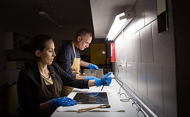 Trabajando en el laboratorio del Museo Arqueológico. 