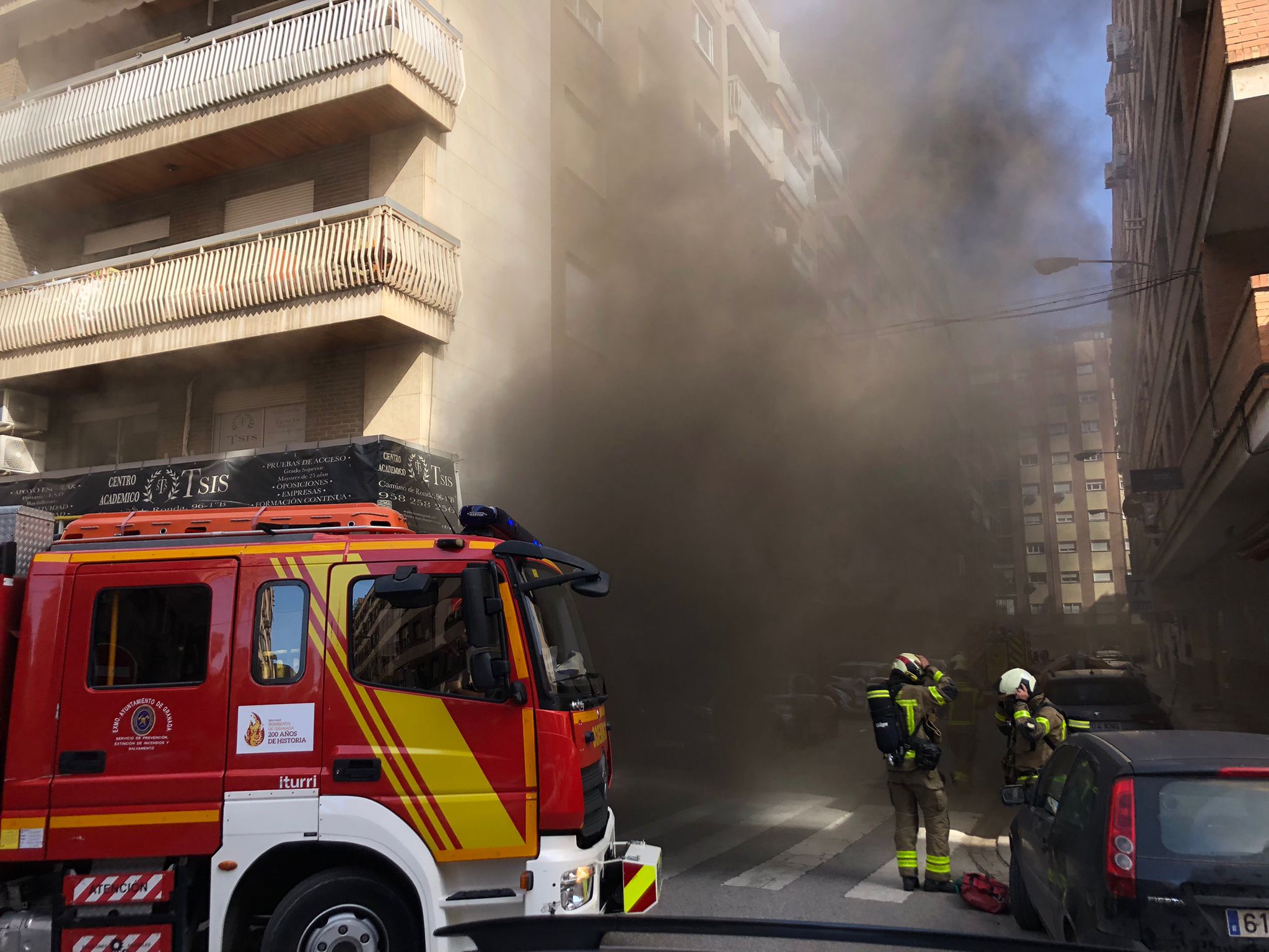 El fuego se ha originado en la calle Azorín