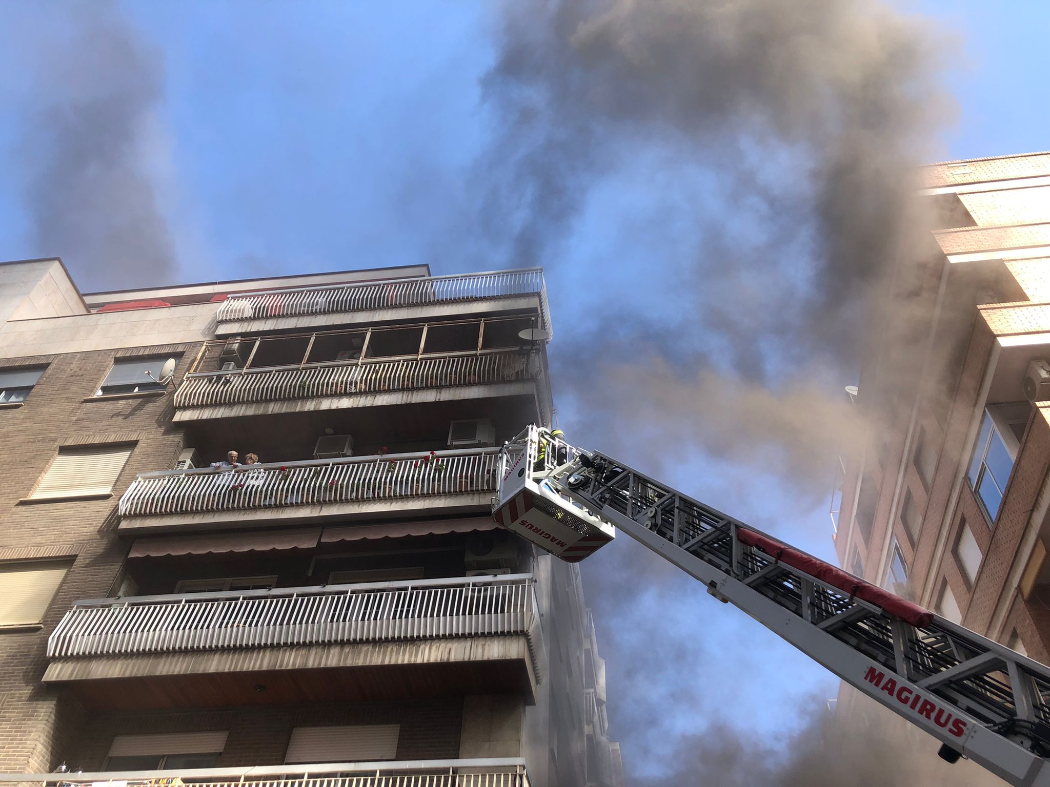 El fuego se ha originado en la calle Azorín