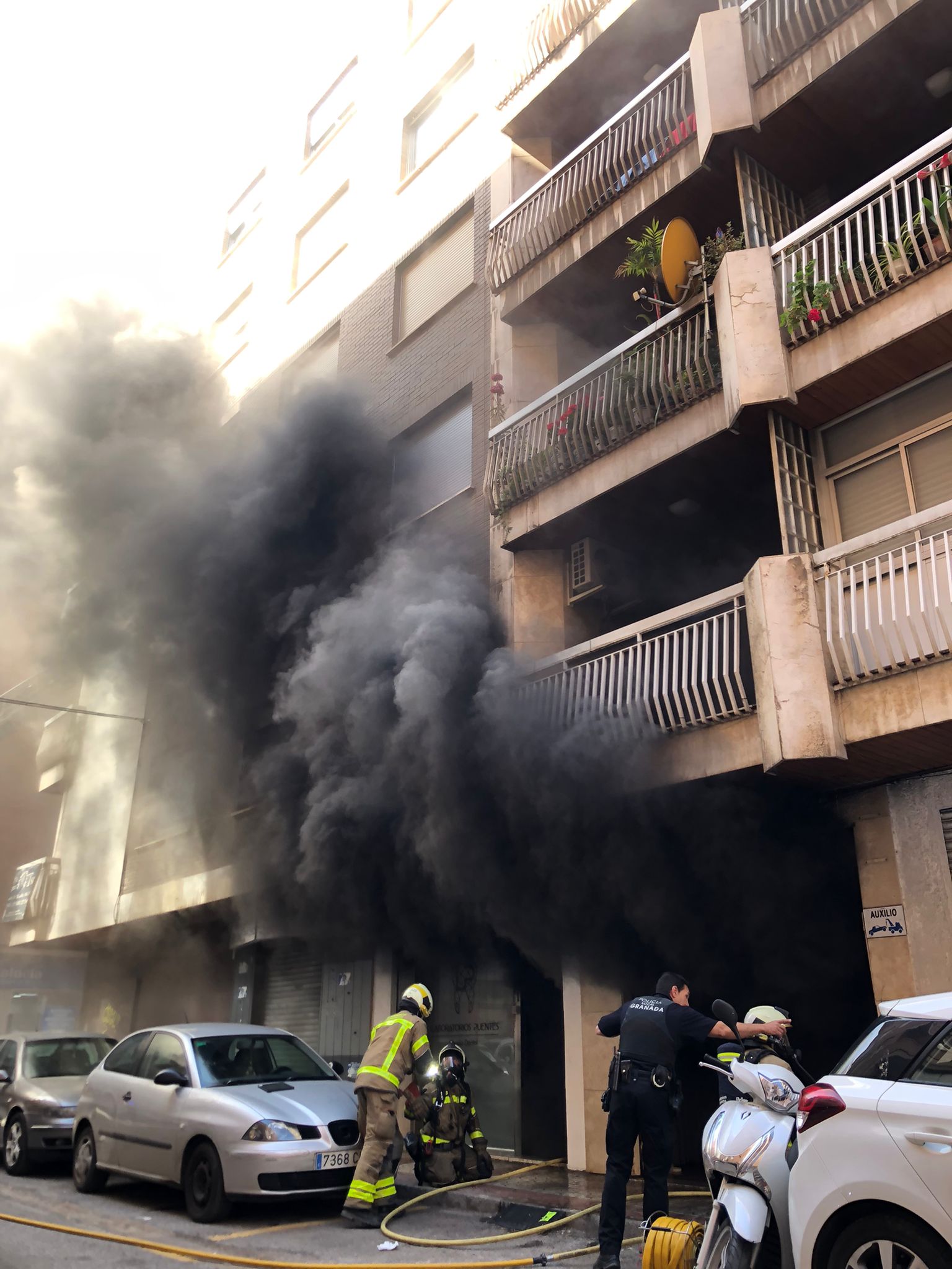 El fuego se ha originado en la calle Azorín