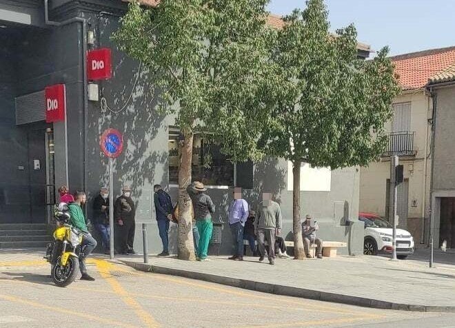 Lugar en el que se reúnen ahora y que varios vecinos piden mejorar.