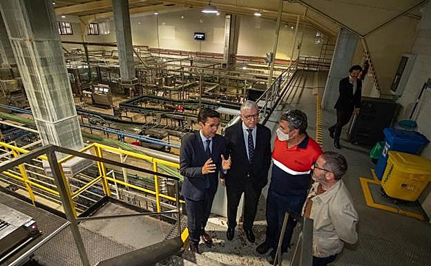El alcalde, el director general de Mahou San Miguel, el responsable de la planta y el concejal de Urbanismo durante la visita al área de envasado del centro de producción. 