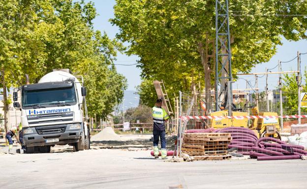 Imagen principal - Los operarios se empleaban a fondo. Queda un mes para la inauguración de la Feria de Granada.