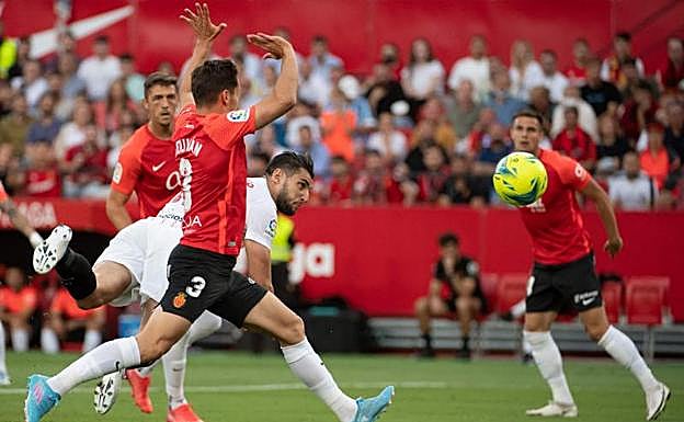El Sevilla no hace los deberes y el Mallorca mantiene la fe