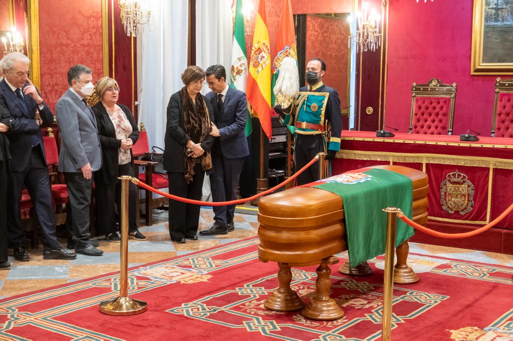 Capilla ardiente instalada en el Ayuntamiento de Granada para despedir a José María Corpas