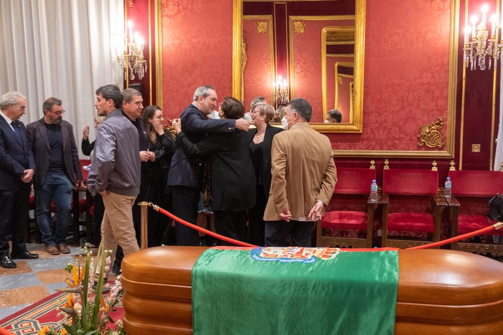 Capilla ardiente instalada en el Ayuntamiento de Granada para despedir a José María Corpas