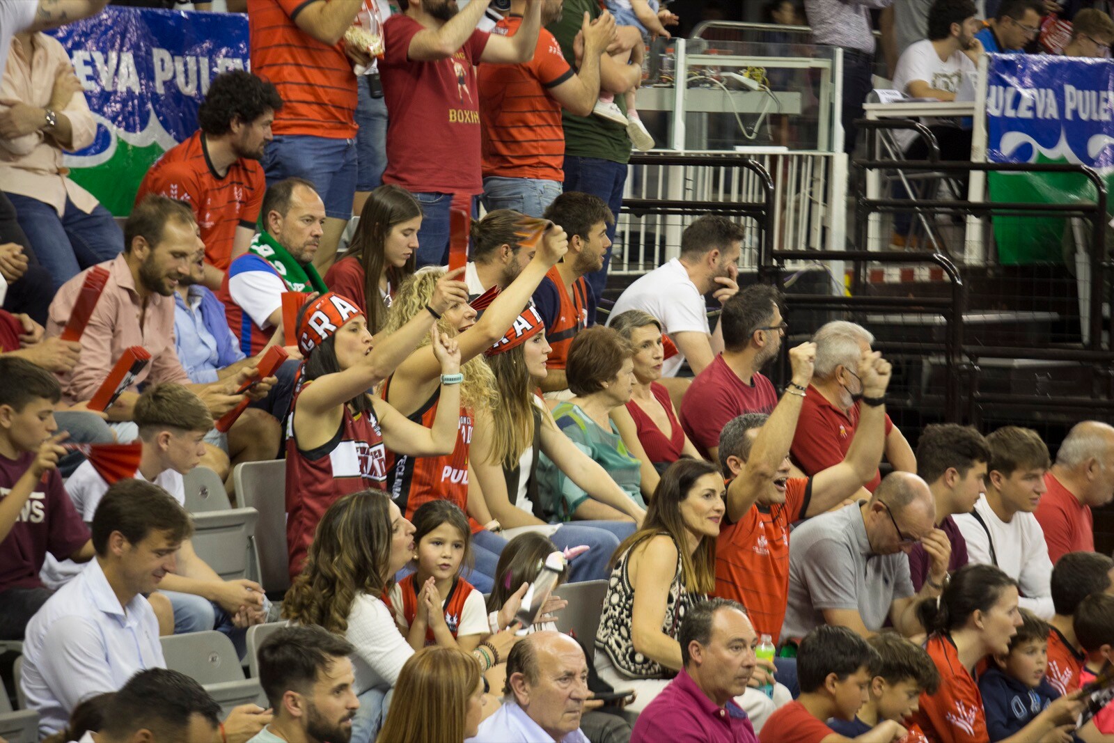 Las mejores fotos de la alegría rojinegra tras volver a la ACB