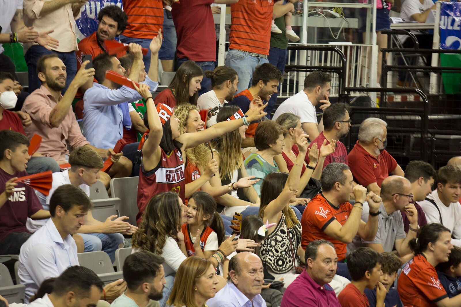 Las mejores fotos de la alegría rojinegra tras volver a la ACB