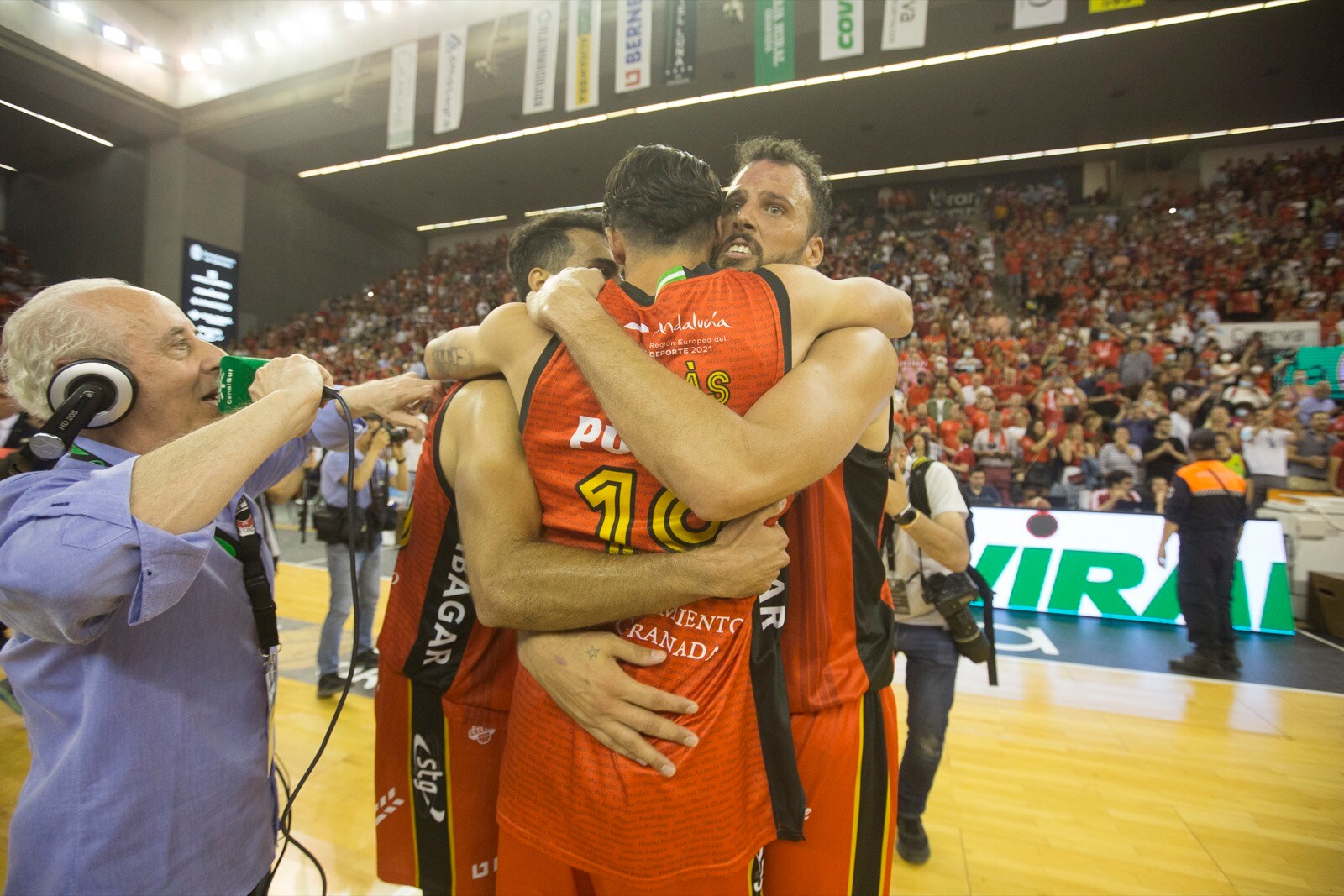 Las mejores fotos de la alegría rojinegra tras volver a la ACB