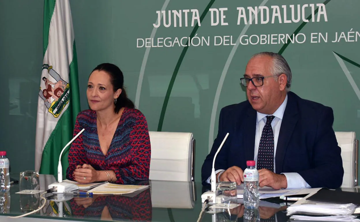 Maribel Lozano y Jesús Estrella, en una rueda de prensa al principio de la legislatura. 