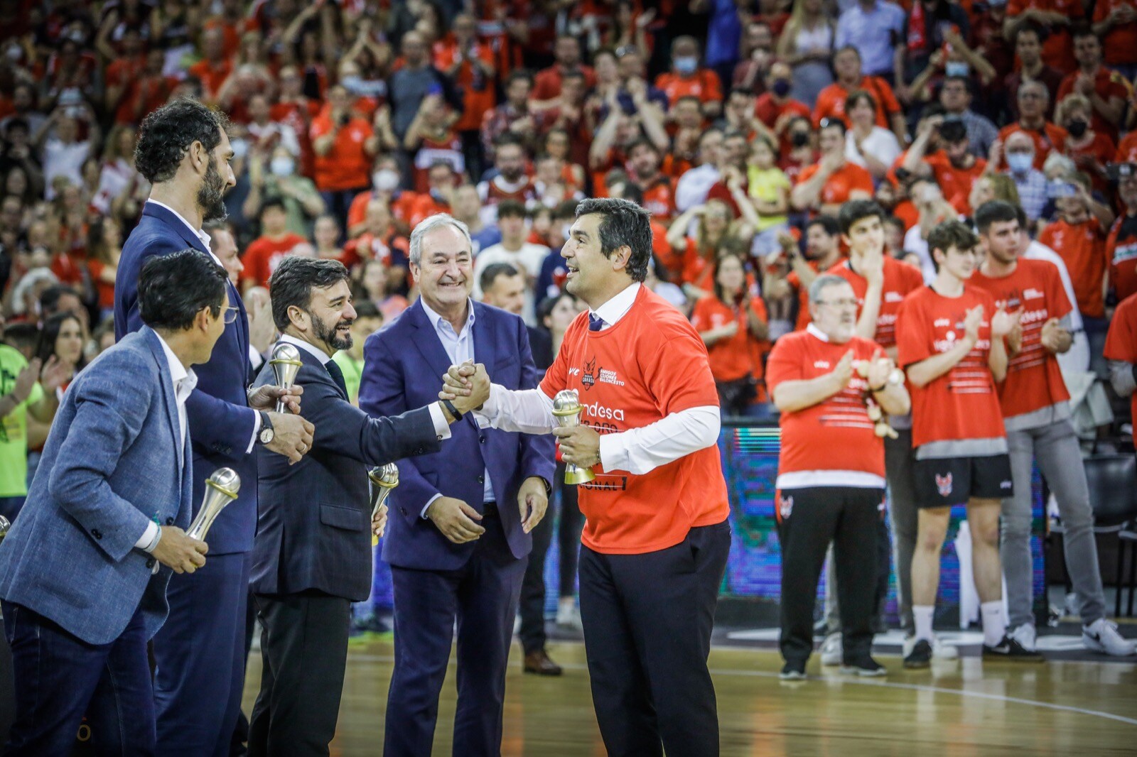 Las mejores fotos de la alegría rojinegra tras volver a la ACB