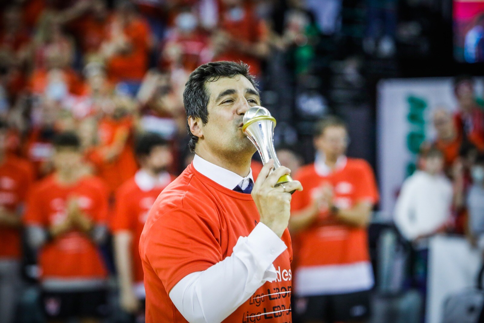 Las mejores fotos de la alegría rojinegra tras volver a la ACB