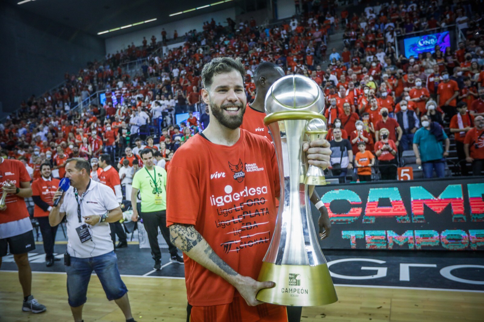 Las mejores fotos de la alegría rojinegra tras volver a la ACB