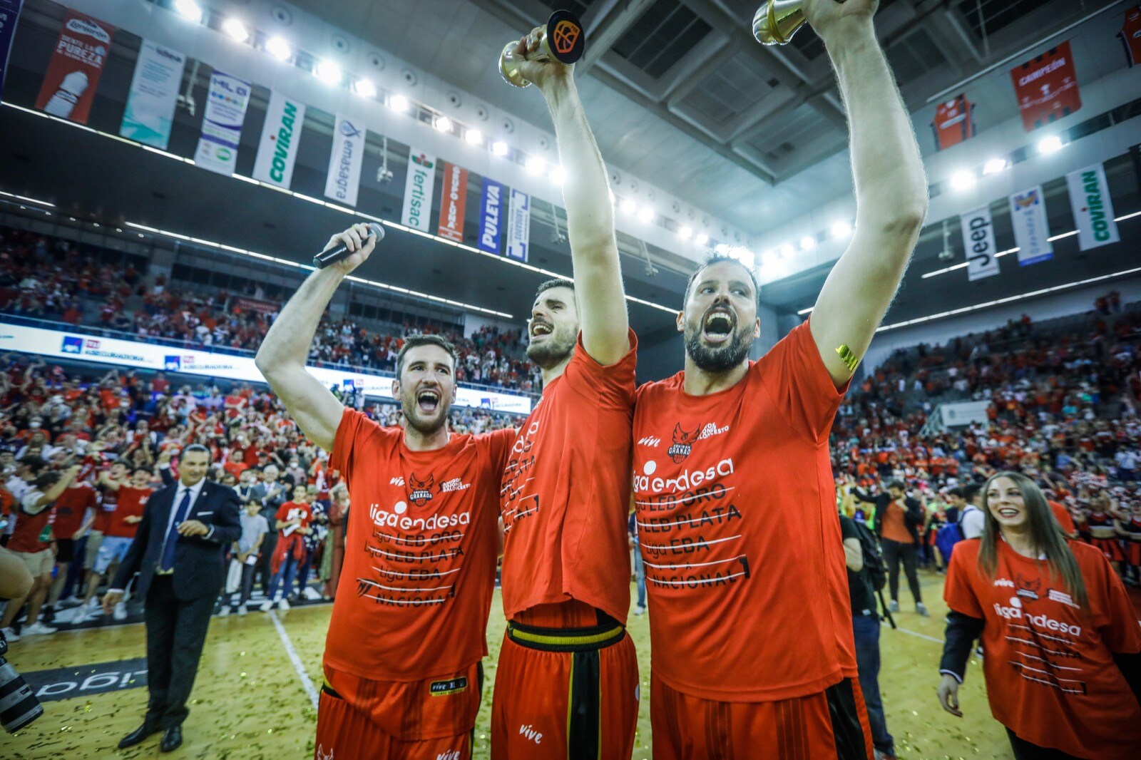 Las mejores fotos de la alegría rojinegra tras volver a la ACB