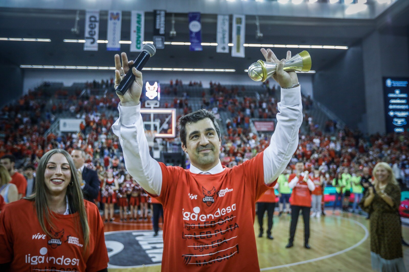 Las mejores fotos de la alegría rojinegra tras volver a la ACB