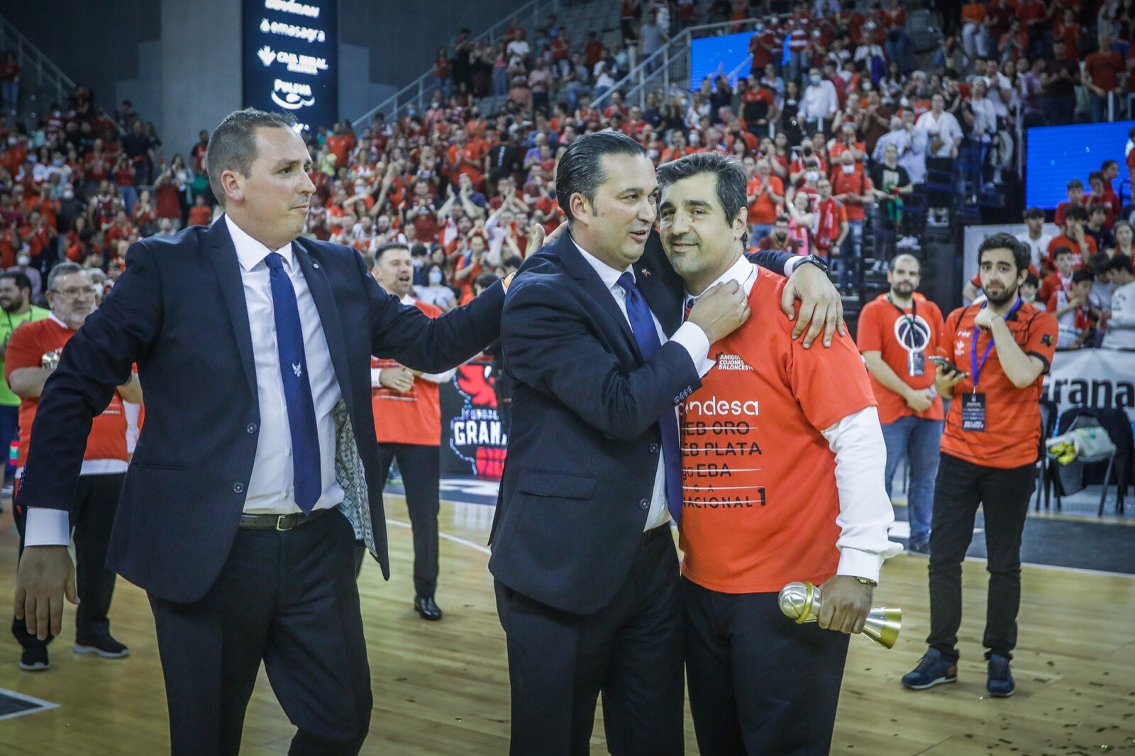 Las mejores fotos de la alegría rojinegra tras volver a la ACB