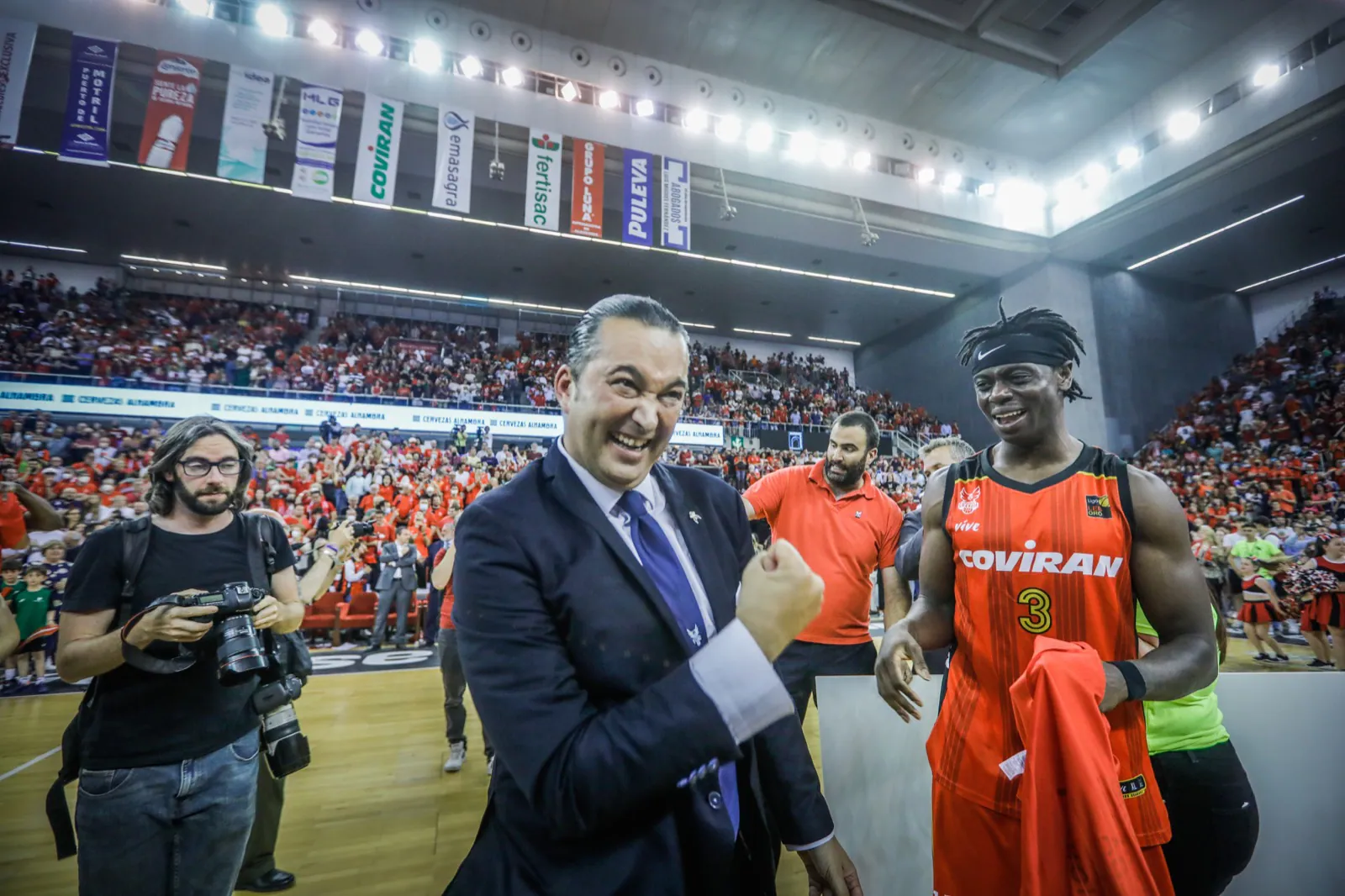 Las mejores fotos de la alegría rojinegra tras volver a la ACB