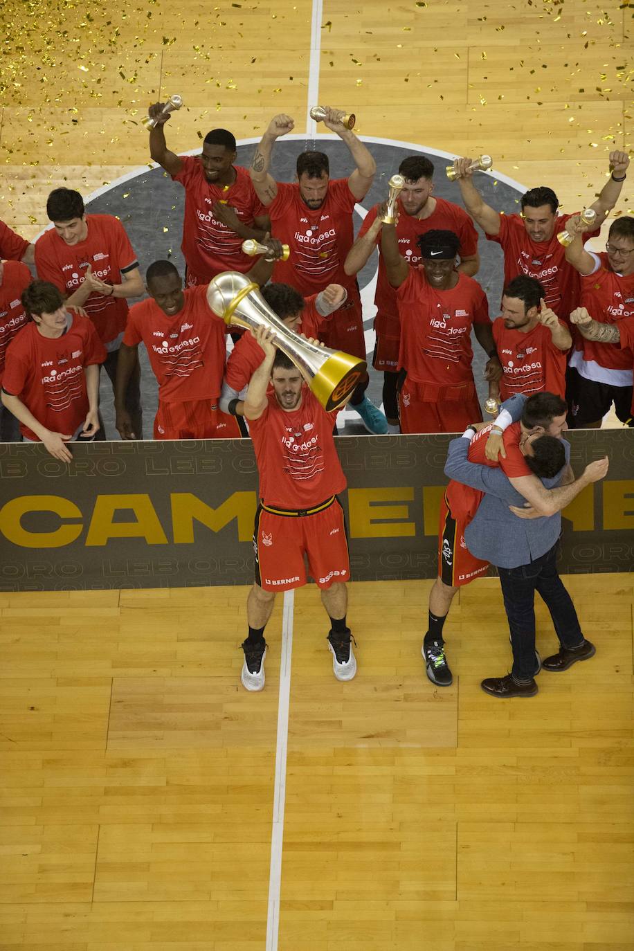 Las mejores fotos de la alegría rojinegra tras volver a la ACB